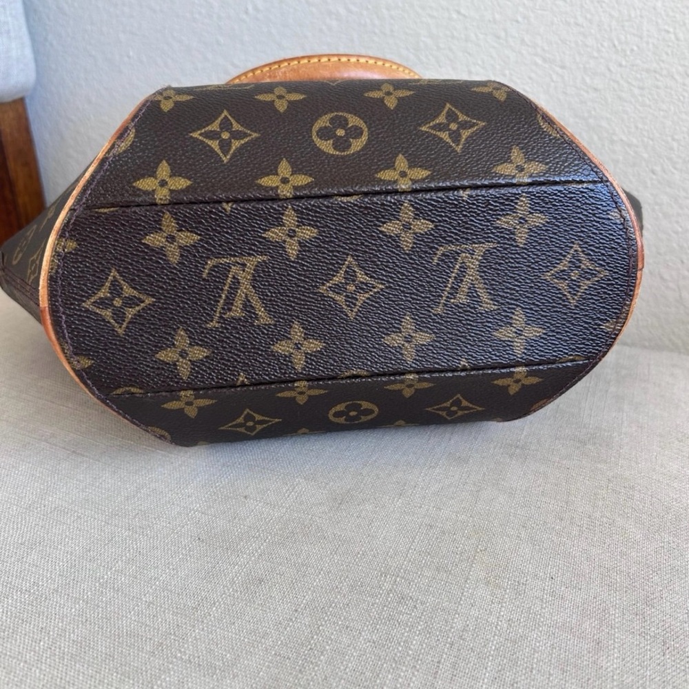 Louis Vuitton Handbag - Picture 6 of 12